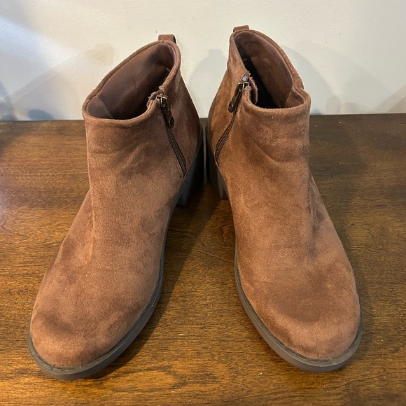 Shoes - Bzees Women's "Olivia" Mustang Brown Washable Side Zip Booties Size 8.5 Pristine